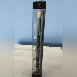 NIB Sigma Beauty E25 Blending Eye Brush - Black and Cream Synthetic Fibers